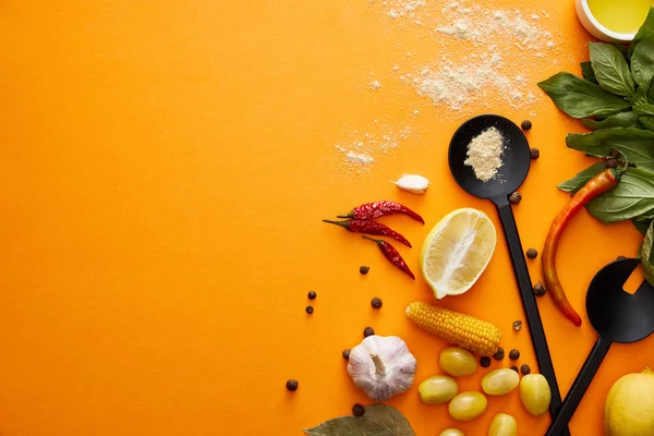 Vue du dessus des légumes bio au basilic et aux épices sur fond orange — Photo de stock