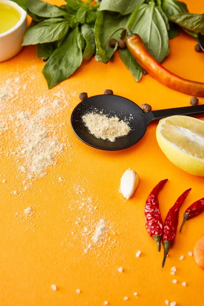 Gewürze, Chilischoten mit frischen Kräutern und Olivenöl auf orangefarbenem Hintergrund — Stockfoto