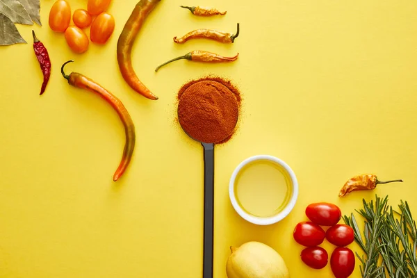 Vista superior de chiles con romero, verduras y especias sobre fondo amarillo - foto de stock