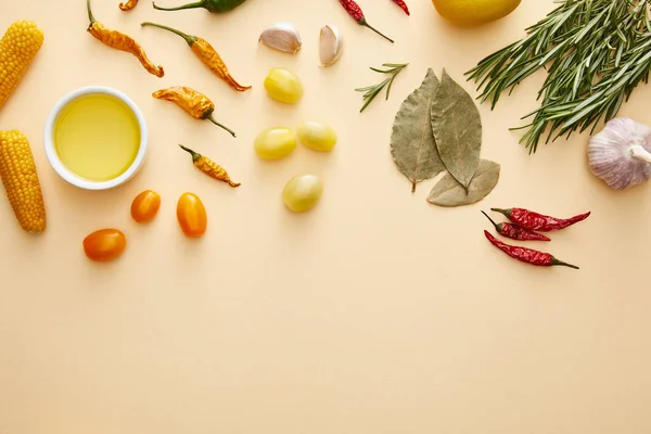 Вид зверху на овочі, оливкову олію та розмарин на бежевому фоні — стокове фото