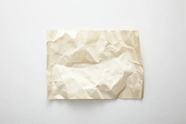 Vue du dessus du papier vintage froissé vide sur fond blanc — Photo de stock
