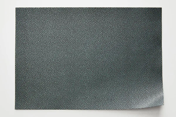 Vista superior del papel gris punteado vacío sobre fondo blanco - foto de stock