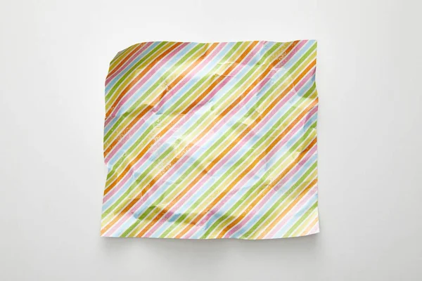 Vue de dessus de vide froissé avec des lignes colorées sur fond blanc — Photo de stock