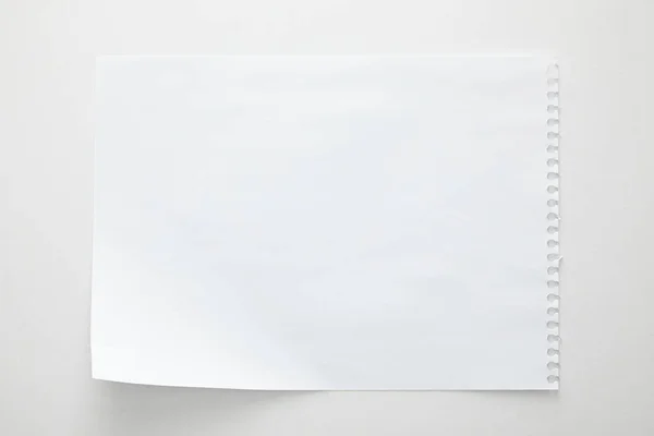 Vue du dessus de la feuille de papier vide sur fond blanc — Photo de stock