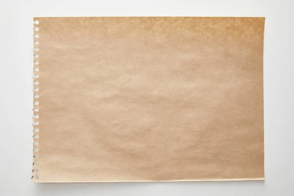 Vue du dessus du papier artisanal vide sur fond blanc — Photo de stock