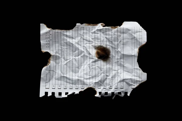 Vista superior de papel vintage branco vazio amassado e queimado isolado em preto — Fotografia de Stock