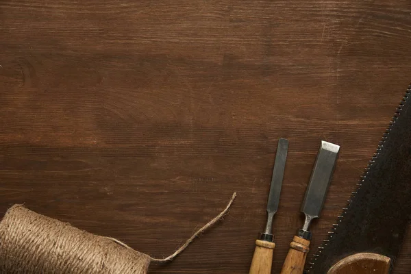 Верхний вид старых столярных инструментов и шпагата на деревянный стол — стоковое фото