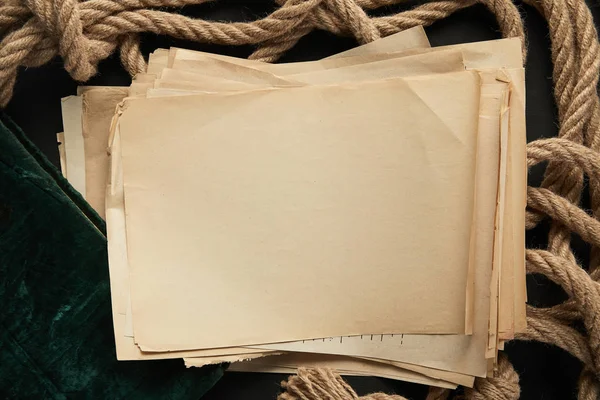 Vista dall'alto di carta vintage su corda su sfondo nero — Foto stock