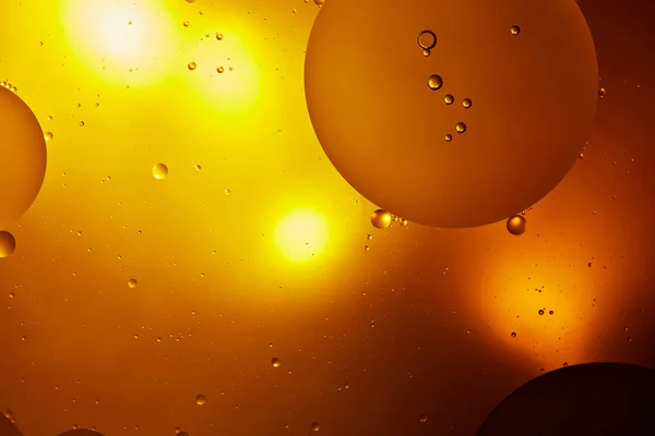 Schöner abstrakter Hintergrund aus gemischtem Wasser und Öl in oranger Farbe — Stockfoto