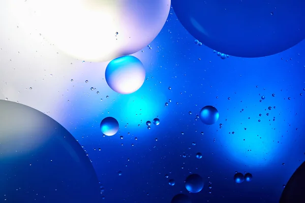 Abstrait fond de couleur bleue de l'eau et de l'huile mélangées — Photo de stock