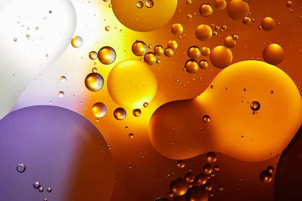 Bellissimo sfondo astratto da acqua mista e olio in colore arancione e viola — Foto stock