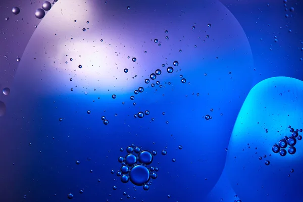 Hermoso fondo abstracto de agua mezclada y aceite en color azul y púrpura - foto de stock