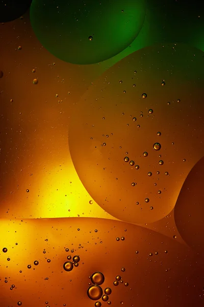 Hermoso fondo abstracto de agua mezclada y aceite en color naranja y verde - foto de stock