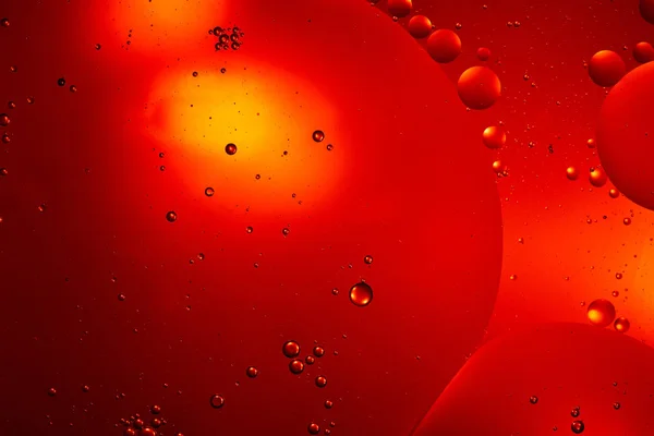 Beau fond abstrait de couleur rouge de bulles d'eau et d'huile mélangées — Photo de stock
