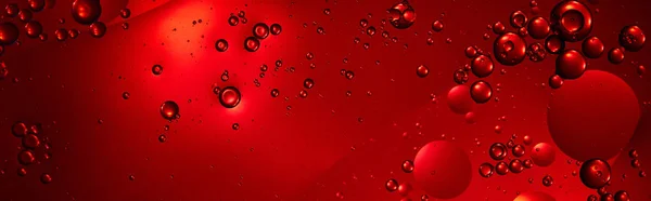 Colpo panoramico di sfondo creativo colore rosso da acqua mista e bolle d'olio — Foto stock