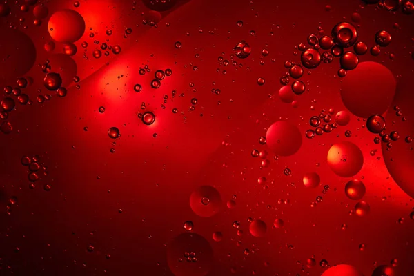 Beau fond abstrait de couleur rouge de bulles d'eau et d'huile mélangées — Photo de stock