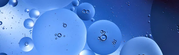 Панорамный снимок красивого абстрактного синего цвета фона из смешанной воды и масла — стоковое фото