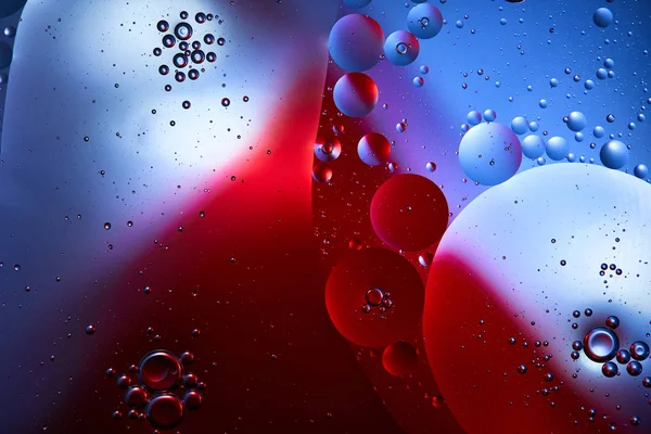 Beau fond abstrait de mélange d'eau et d'huile de couleur bleue et rouge — Photo de stock