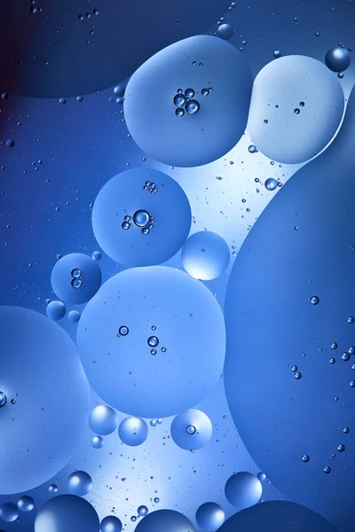 Bellissimo sfondo astratto da acqua mista e olio nel colore blu — Foto stock