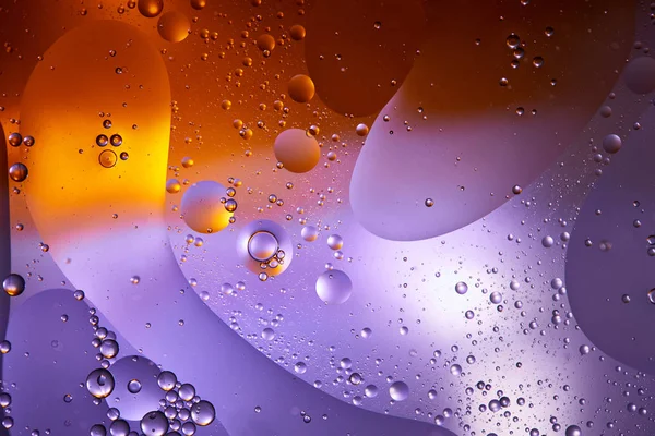 Texture astratta di colore viola e arancio da acqua mista e bolle d'olio — Foto stock