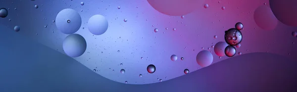 Plan panoramique de fond bleu et violet de couleur de l'eau et de l'huile mélangées — Photo de stock