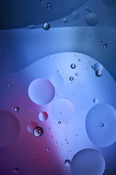 Bleu et violet fond abstrait de couleur de l'eau et de l'huile mélangées — Photo de stock