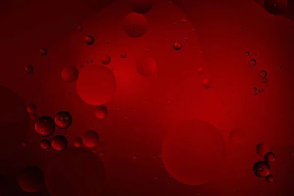 Abstracto de color rojo oscuro de fondo de agua mezclada y burbujas de aceite - foto de stock
