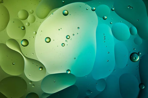 Sfondo astratto da acqua mista e bolle d'olio in colore verde e blu — Foto stock