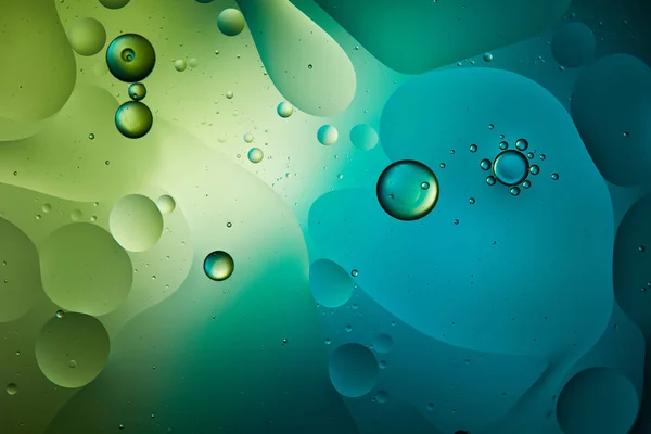 Fondo abstracto de agua mezclada y aceite en color azul y verde - foto de stock