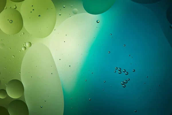 Красивый абстрактный фон из смешанной воды и масла в бирюзовом и зеленом цвете — стоковое фото