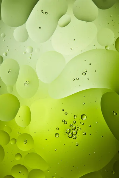 Fundo abstrato de água mista e bolhas de óleo na cor verde — Fotografia de Stock