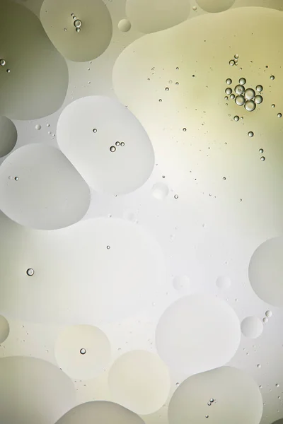 Texture des bulles d'eau et d'huile mélangées de couleur vert clair et gris — Photo de stock
