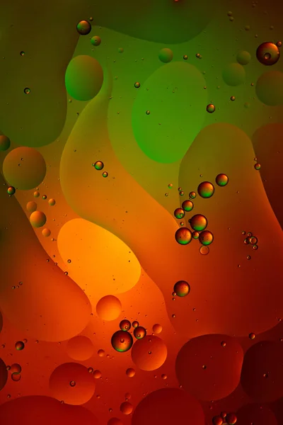 Fondo abstracto de color verde y rojo de burbujas de agua y aceite mezcladas - foto de stock