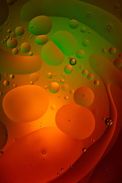 Fondo abstracto de color verde y rojo de agua mezclada y aceite - foto de stock