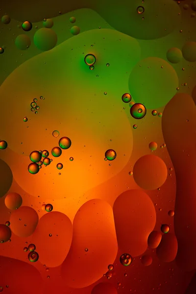 Green and red color abstract background from mixed water and oil bubbles — Stock Photo