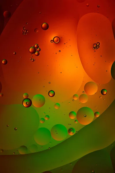 Fond abstrait de bulles d'eau et d'huile mélangées de couleur verte et rouge — Photo de stock