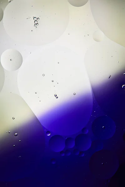 Texture astratta di colore viola e grigio da bolle d'acqua e olio miste — Foto stock