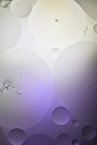 Красива фіолетова і сіра кольорова текстура зі змішаної води і бульбашок олії — стокове фото