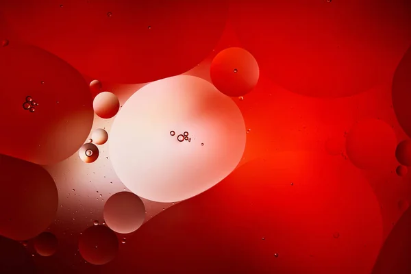 Абстрактний червоний кольоровий фон зі змішаної води та олійних бульбашок — стокове фото