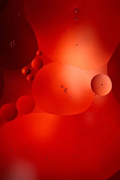 Beau fond abstrait de couleur rouge de bulles d'eau et d'huile mélangées — Photo de stock