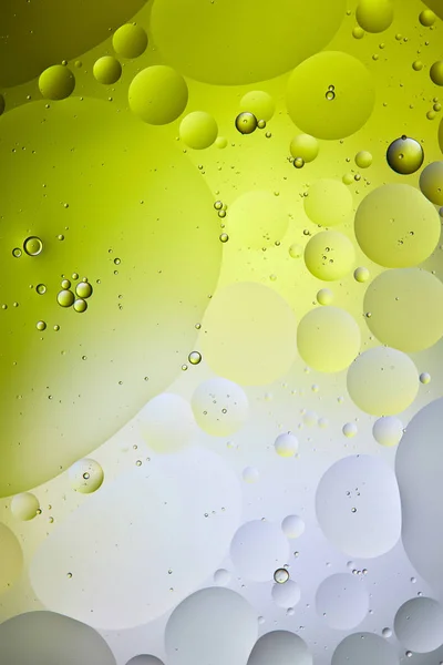 Fondo abstracto de color verde y gris de burbujas mixtas de agua y aceite - foto de stock