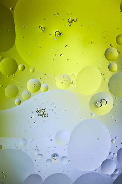 Fundo abstrato de água mista e bolhas de óleo na cor verde e cinza — Fotografia de Stock