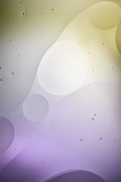 Abstrait violet et vert fond de couleur de l'eau mélangée et bulles d'huile — Photo de stock