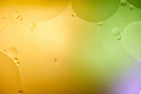 Beau fond abstrait de mélange d'eau et d'huile de couleur orange, violette et verte — Photo de stock