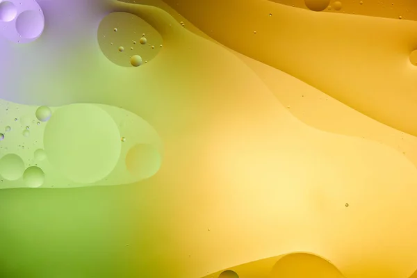 Красивий абстрактний оранжевий, фіолетовий і зелений кольоровий фон зі змішаної води і олії — стокове фото
