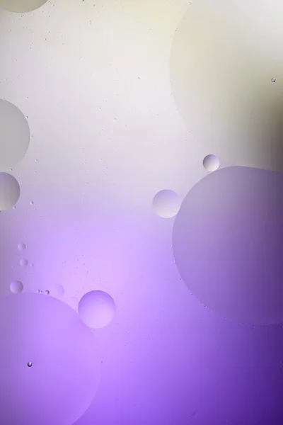 Abstrakte lila und graue Farbtextur aus gemischten Wasser- und Ölblasen — Stockfoto