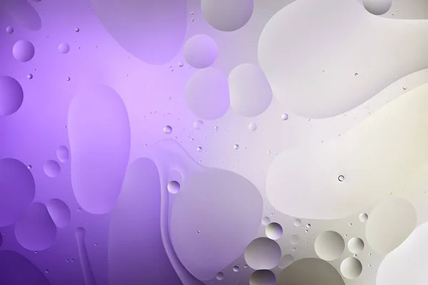 Creative purple and grey color texture from mixed water and oil bubbles — Stock Photo