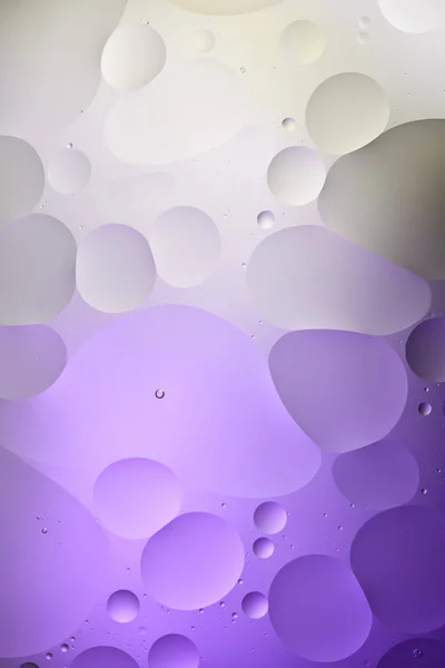 Creative purple and grey color texture from mixed water and oil bubbles — Stock Photo