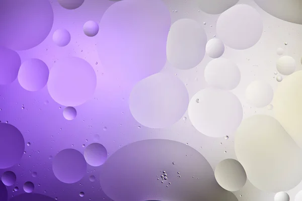 Texture abstraite de couleur pourpre et grise des bulles d'eau et d'huile mélangées — Photo de stock