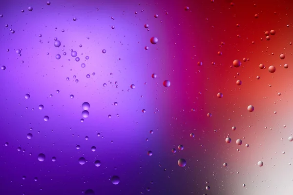 Colore viola e rosso sfondo astratto da acqua mista e bolle d'olio — Foto stock